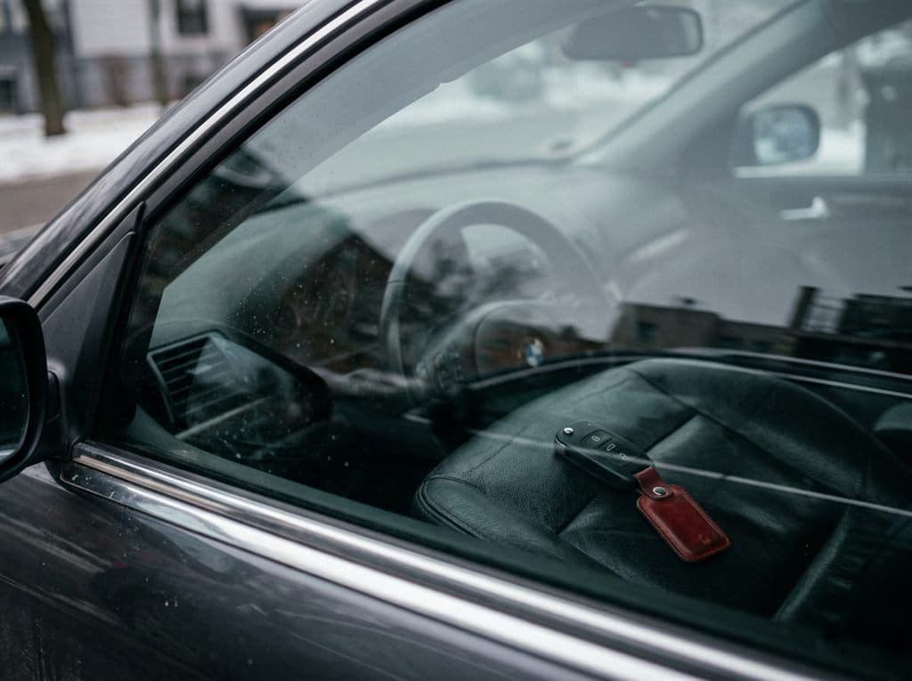 Llaves olvidadas dentro del coche en Cambados